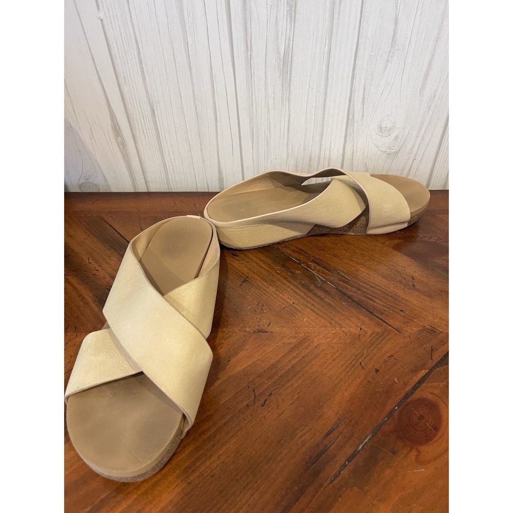 Womens Volatile Ablette Sandal Beige Leather Lea Criss Cross Sandal Sz 8 /38